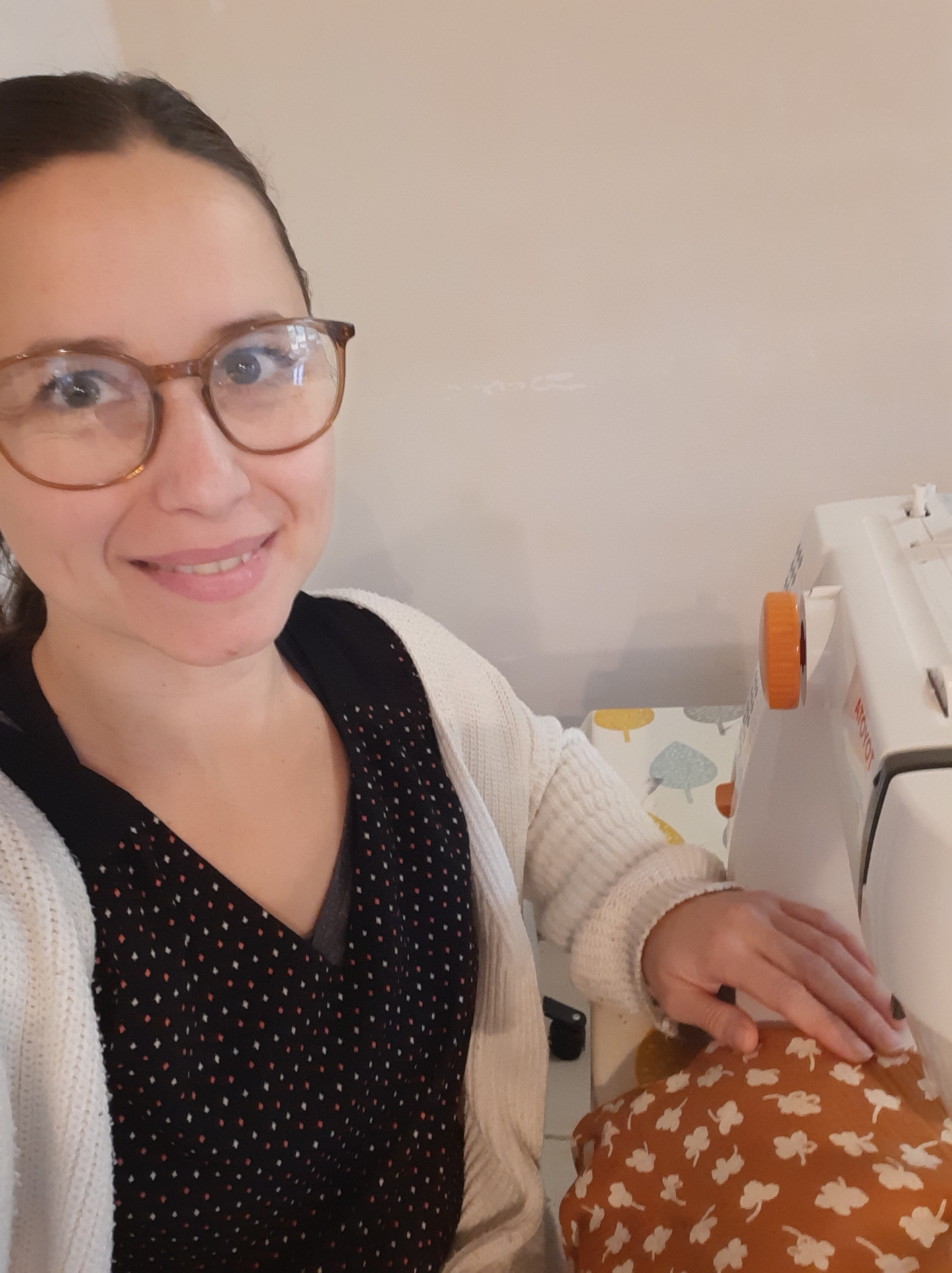 Nelly dans son atelier, en train de coudre des produits lavables faits main près de Castelnaudary